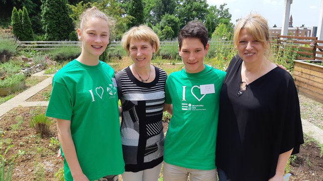 Na strehi kurilnice biotehniške šole je vrtiček, na njem pa dijakinja Maja Zuljan, profesorica naravovarstva in kmetijstva Rosana Vrh Makarovič, dijak Tomaž Skok in ravnateljica Barbara Miklavčič Velikonja. FOTO: Špela Ankele