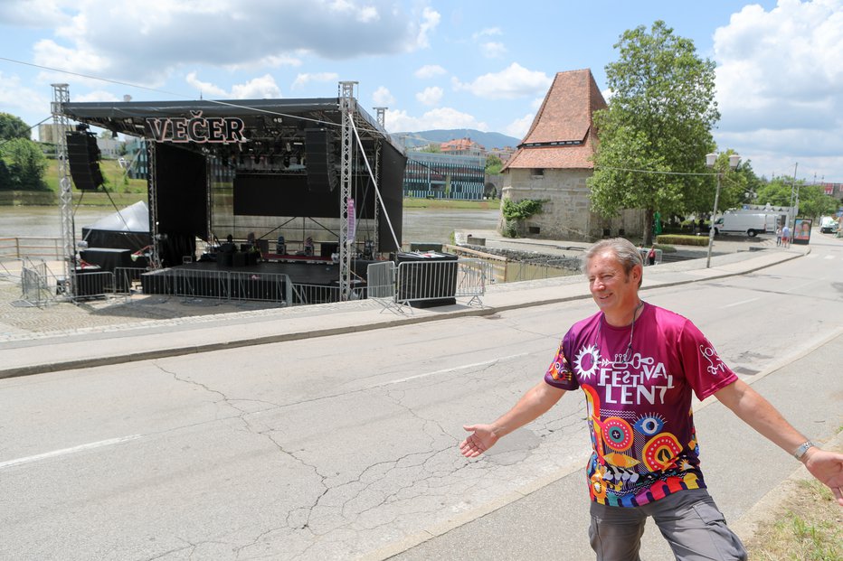 Fotografija: Vladimir Rukavina stoji na kraju, kjer je še lani stal veliki oder. Njegov nadomestek je prava žalost. FOTO: Marko Feist