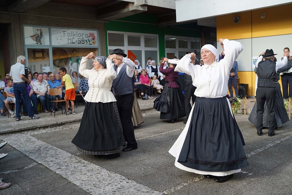 Fotografija: Takole je zaplesala folklorna skupina Kobula. FOTO: Gregor Katič