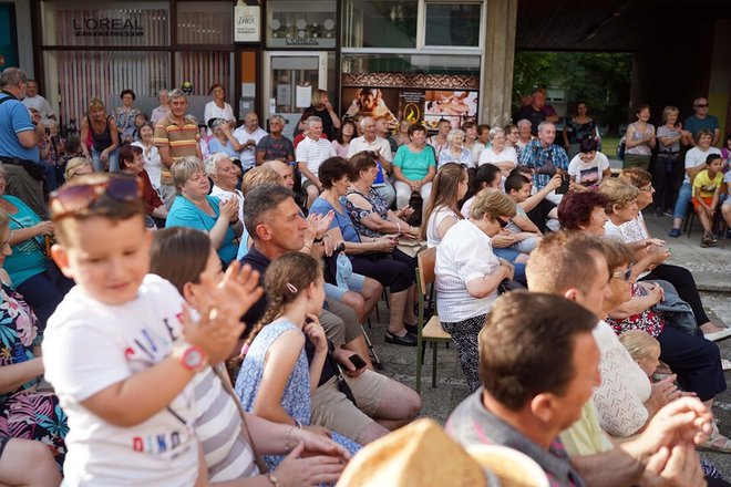 Letošnjo prireditev si je ogledalo veliko ljudi in bila je ena luštna noč, kot so na koncu družno zapeli nastopajoči. FOTO: Gregor Katič