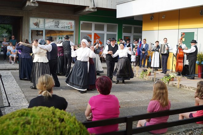 (NI NUJNA)<br />
Marsikoga so ob pogledu na nastopajoče zasrbele pete.