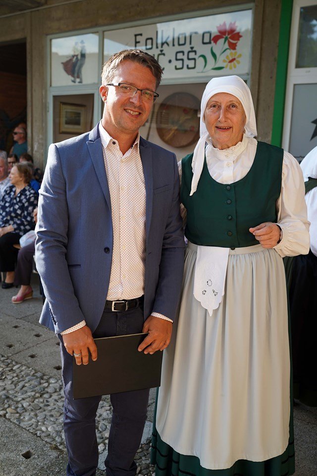 Ana Romih, referentka za kulturo FS DU Slavko Šlander, in Andrej Hofer, ki je prireditev Ob kresi se dan obesi spletel v šopek z besedami. FOTO: Gregor Katič