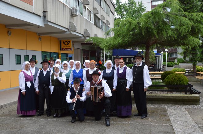 Folklorna skupina društva upokojencev Slavko Šlander deluje že 13 let, vodita jo zakonca Grmek, prejemnika številnih priznanj. FOTO: arhiv organizatorja