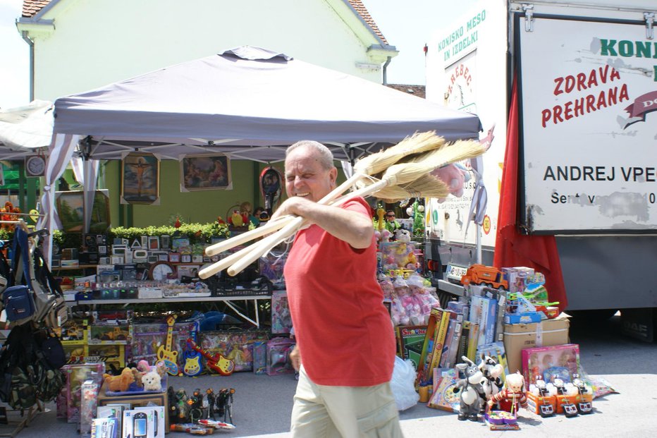 Fotografija: Metle so bile najbolj iskana roba. FOTOGRAFIJE: Oste Bakal