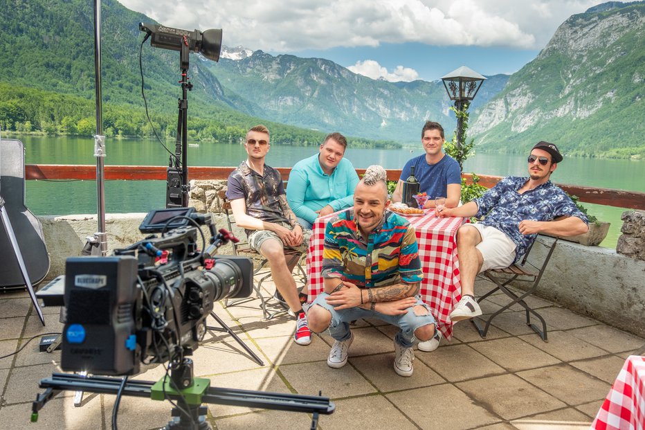 Fotografija: Poskočni muzikanti so za prizorišče snemanja videospota izbrali Bohinj. Foto: arhiv Poskočnih