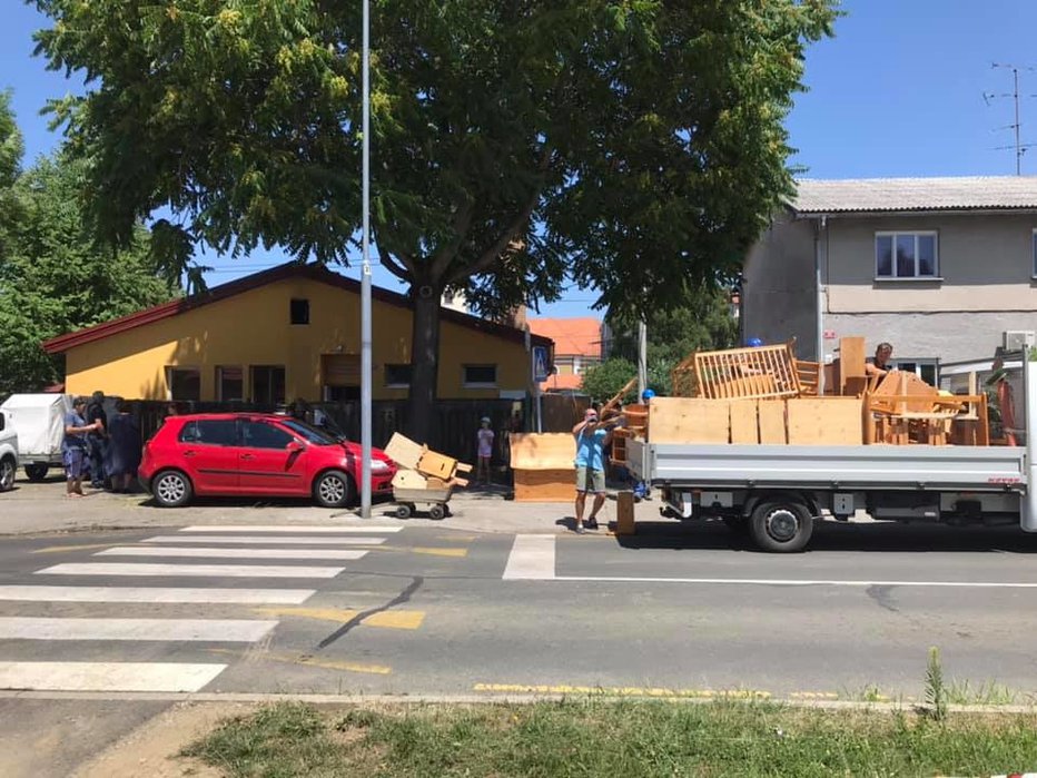 Fotografija: Pospravljanje in selitev opreme. FOTO: Facebook, Saša Arsenovič