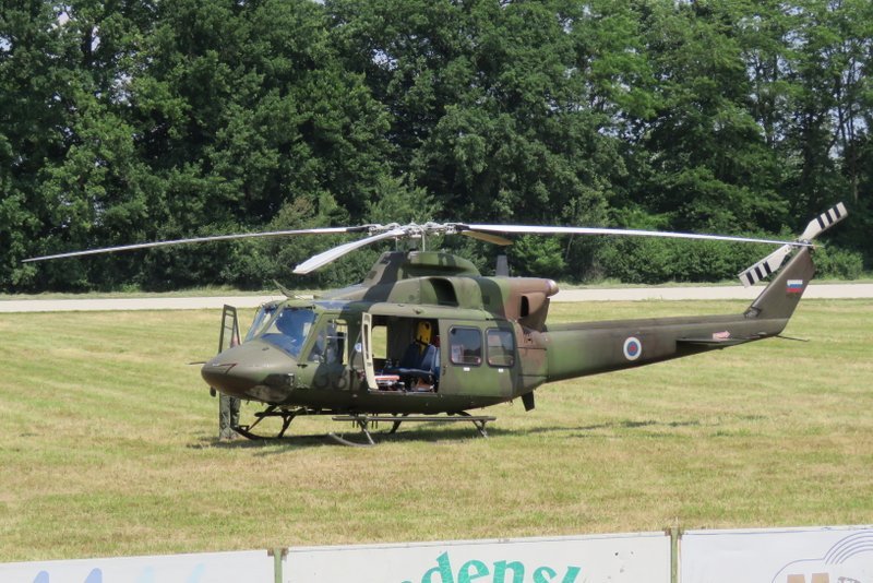 Fotografija: Posredovati je moral tudi helikopter SV. FOTO: Dejan Razlag, Delo