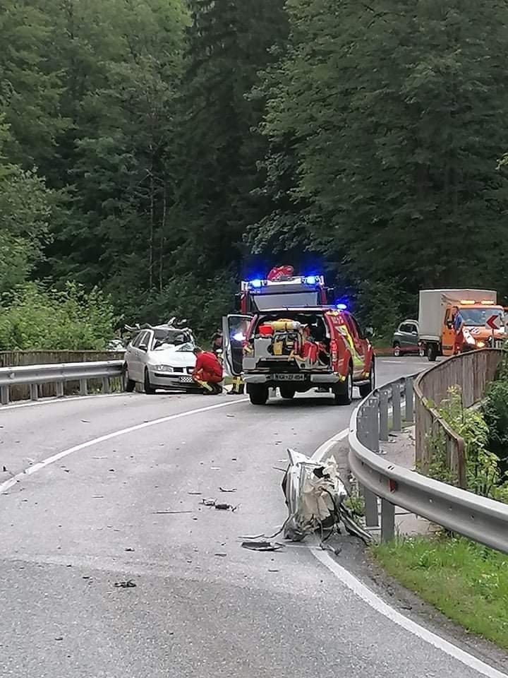 Fotografija: Trčila sta oseben avto in tovorno vozilo. FOTO: Pu Kranj