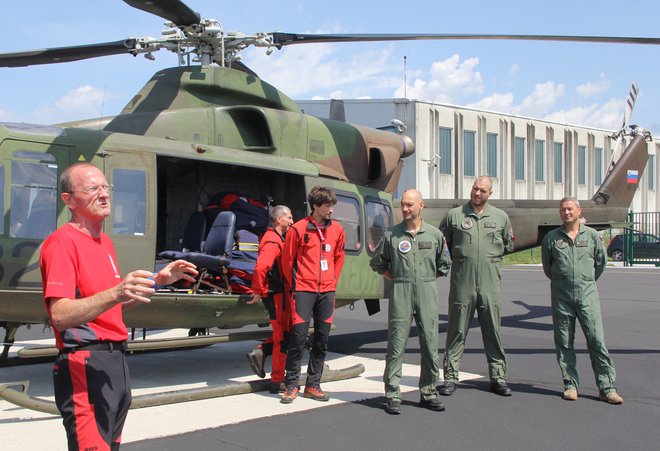 Toni Smolej (levo) je predstavil ekipo za posredovanje iz zraka. FOTO: Boštjan Fon