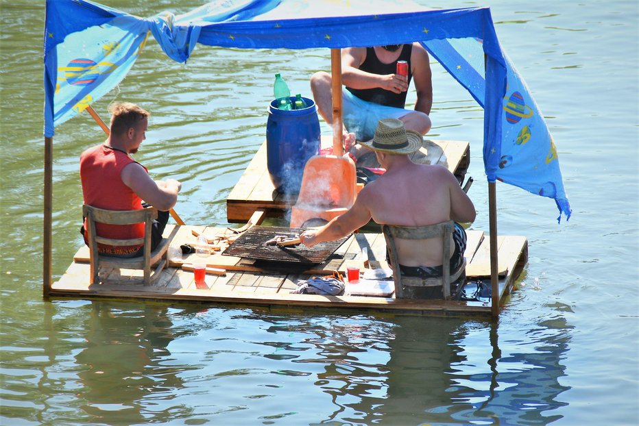 Fotografija: Tretje mesto v izvirnosti je zasedla ekipa Žar na vodi, ki je med vožnjo pekla čevapčiče.