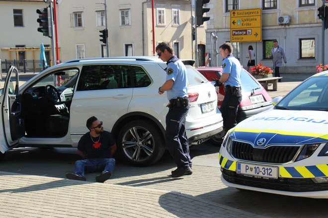 Voznik je ilegalce čakal sredi Šentjerneja.