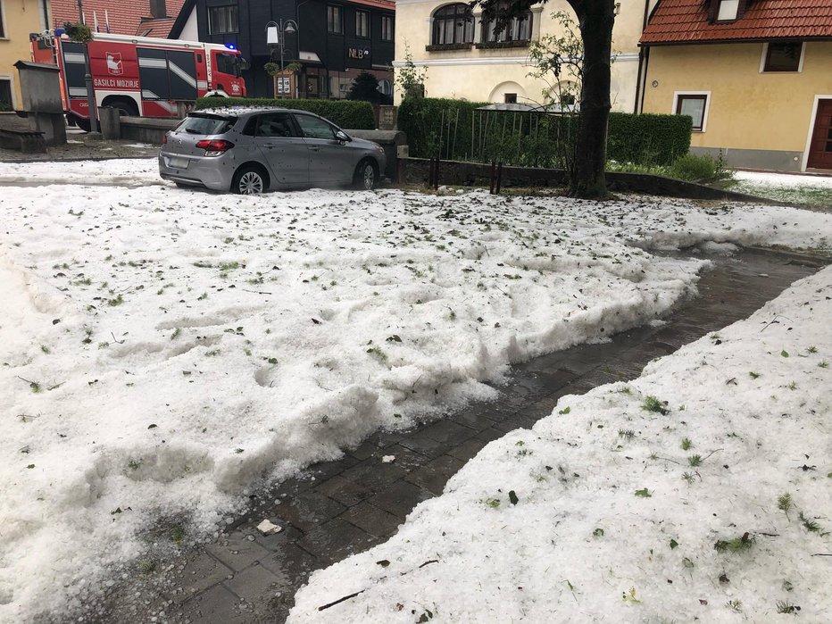 Fotografija: Črni oblaki so se zgrnili nad Mozirje z okolico. Zapadla je ogromna količina dežja, ponekod je toča popolnoma pobelila podlago. FOTO: Gasilci Mozirje