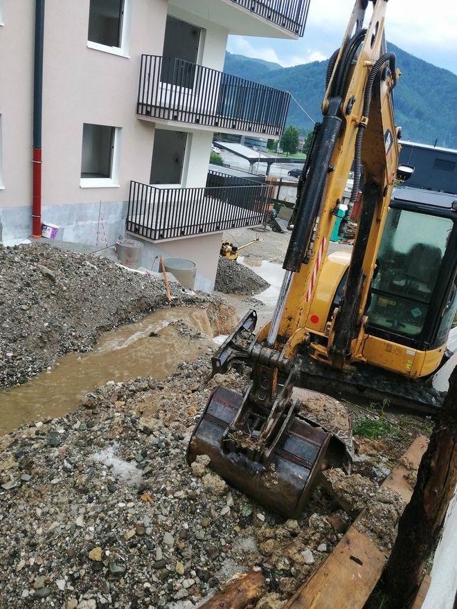 Črni oblaki so se zgrnili nad Mozirje z okolico. Zapadla je ogromna količina dežja, ponekod je toča popolnoma pobelila podlago. FOTO: Gasilci Mozirje