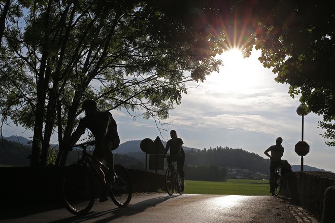 Sredi dneva skupine Slovencev v popolni kolesarski opravi brzijo v popolni počasnosti na vrh. FOTO: Tomi Lombar