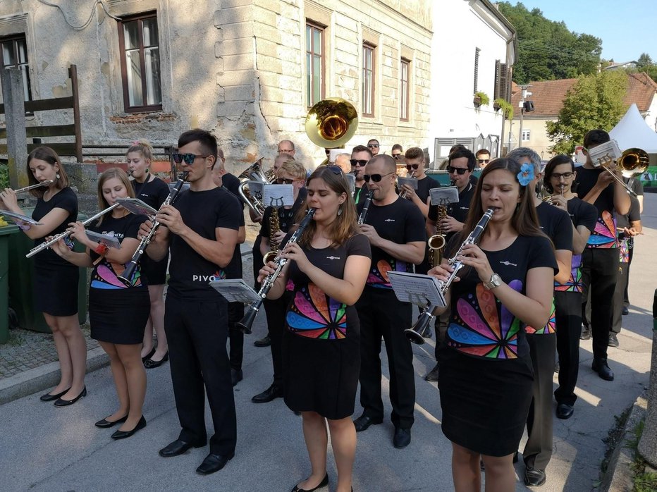 Fotografija: Stalnica Piva in cvetja so laška godba na pihala in mažoretke. FOTOGRAFIJE: Mojca Marot