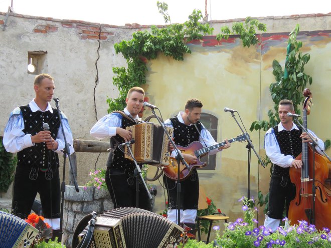 Med nastopom na gradu Vurberk FOTO: Mojca Marot