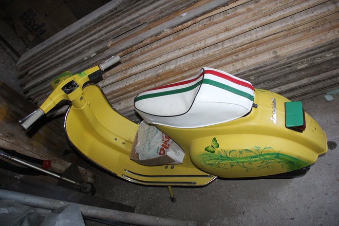 Vespa special iz leta 1973, ki so jo izdelovali le za karabinjerje. FOTO: Boštjan Fon