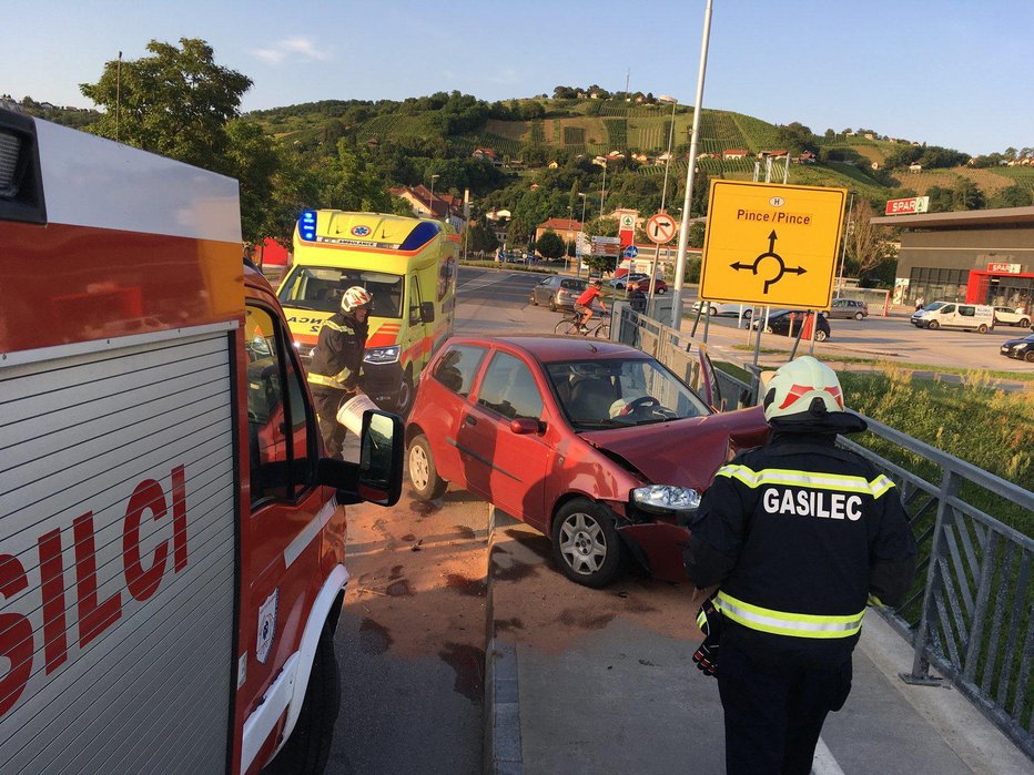 Fotografija: Poleg policistov so posredovali gasilci in reševalci.