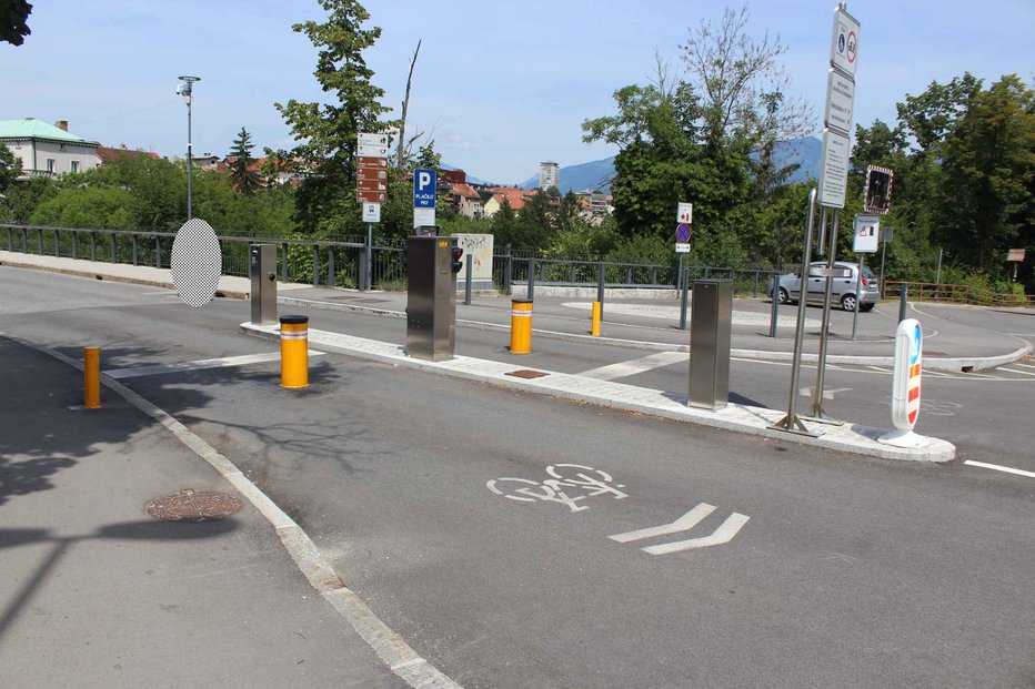 Fotografija: Do prometne nesreče je prišlo pri mostu čez Kokro. FOTO: PU Kranj