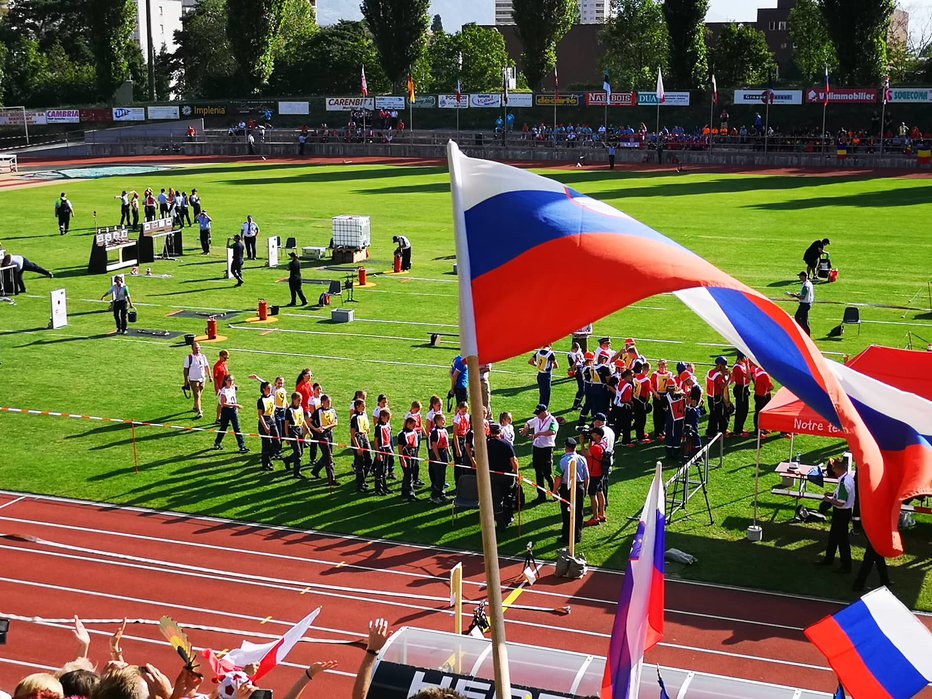 Fotografija: Slovenske zastave v Švici. FOTO: P. K.