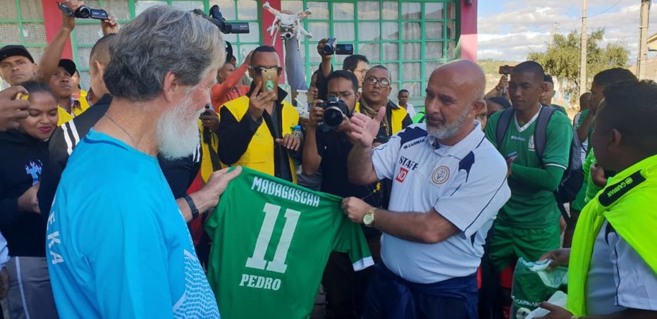 Fotografija: Selektor nogometašev Madagaskarja Nicolas Dupuis je Petru Opeki izročil reprezentančni dres s številko 11.