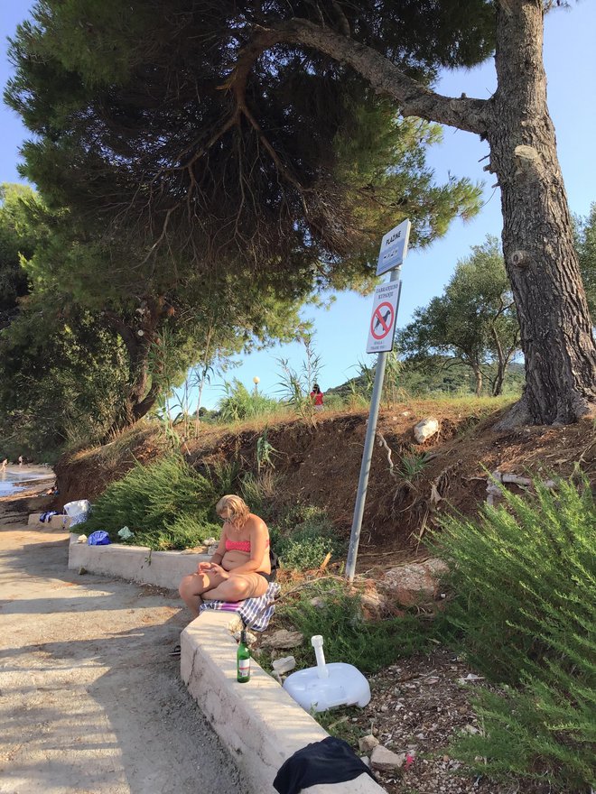 V Tkonu na Pašmanu na urejenih betonskih plažah se psi ne smejo kopati.