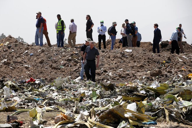 V dveh nesrečah je umrlo več kot 300 ljudi. FOTO: REUTERS