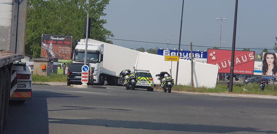 Fotografija: Na Jurčkovi cesti sta trčila vlak in tovorno vozilo. FOTO: Bogdan Miklič, bralec poročevalec