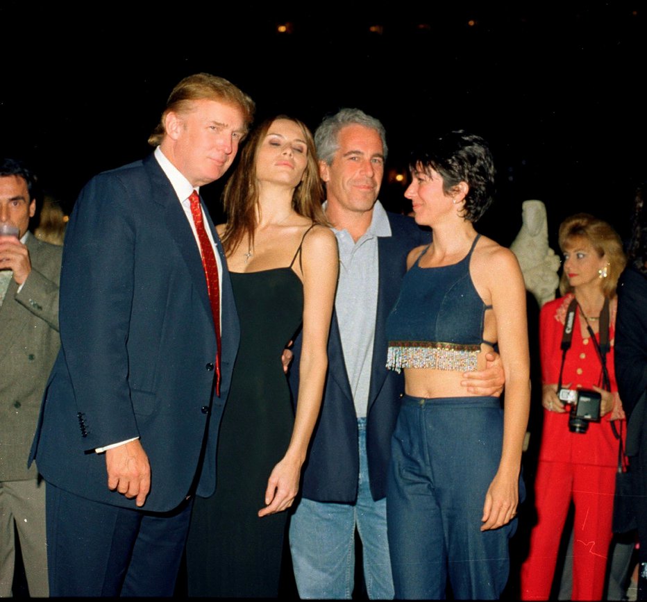 Fotografija: Donald Trump in njegovo tedanje dekle Melania v družbi z Jeffreyjem Epsteinom in Ghislaine Maxwell v Trumpovem klubu v Mar-a-Lagu na Floridi FOTO: guliver/GETTY IMAGES