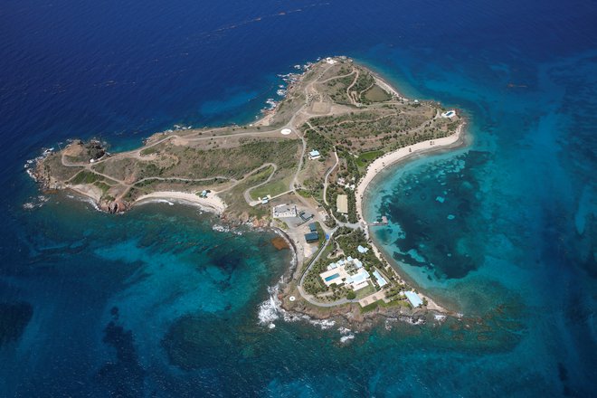 Otoček St. James, del ameriških Deviških otokov v Karibskem morju, v lasti Jeffa Epsteina, ki so ga poimenovali tudi otok orgij oziroma pedofilski otok. FOTO: REUTERS