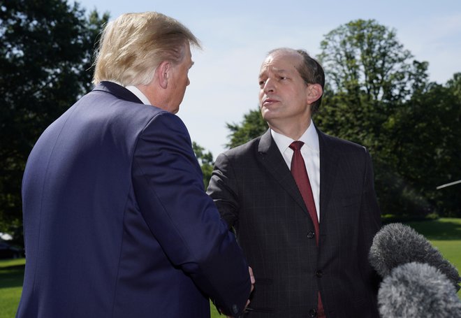 Donald Trump se poslavlja od svojega ministra za delo Alexa Acosta, ki je odstopil po izbruhu afere Epstein. FOTO: REUTERS