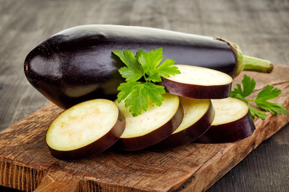 Fotografija: sliced eggplant on wooden cutting board