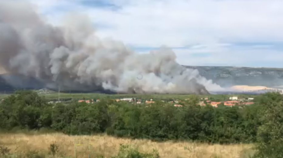 Fotografija: Požar na območju Šibenika. FOTO: Šibenik Meteo, posnetek zaslona