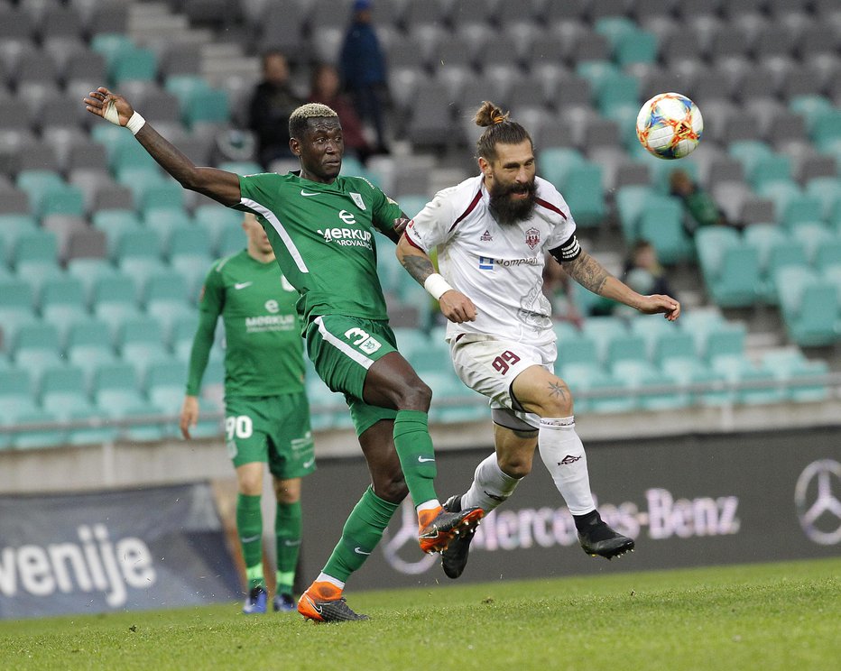 Fotografija: Luka Majcen (desno) je ujel strelsko formo v pravem trenutku. Konec tedna bo grozil tudi Mackyju Bagnacku in drugim zeleno-belim v Stožicah. FOTO: Mavric Pivk