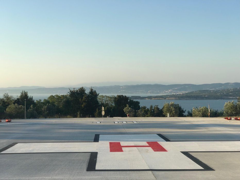 Fotografija: Izolski bolnišnični heliport, ki so ga začeli graditi leta 2018, sameva. Po oceni v. d. strokovnega direktorja SBI Dušana Deisingerja bo omogočil hitrejšo zdravstveno oskrbo okoli 80 življenjsko ogroženim bolnikom na leto. Foto: Moni Černe