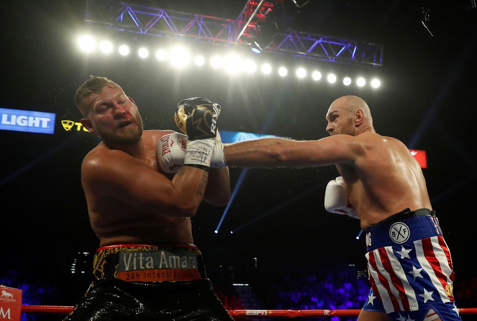 Fotografija: Tyson Fury (desno) je junija brez večjih težav zlomil odpor Nemca Toma Schwarza. FOTO: Reuters