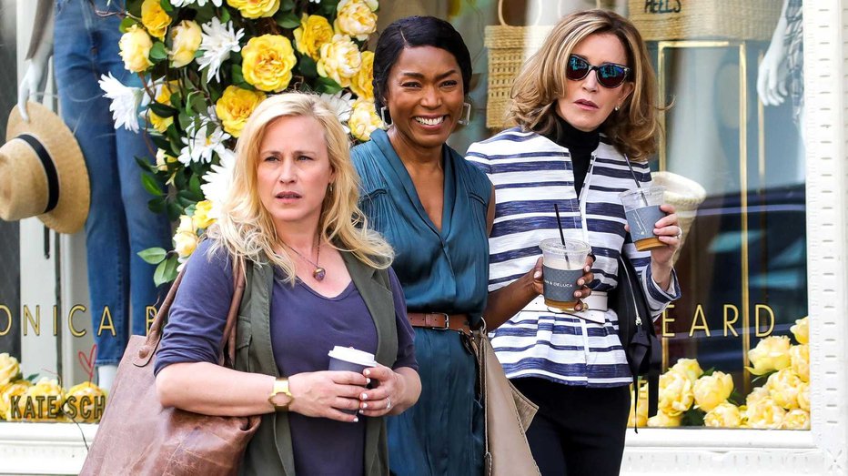 Fotografija: Patricia Arquette, Angela Bassett in Felicity Huffman kot zapuščene mame v TV-filmu Otherhood. FOTOGRAFIJI: NETFLIX