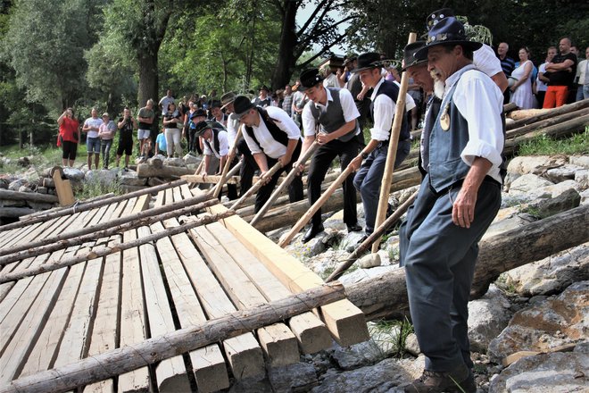 Vdiranje flosa je nevarno opravilo.