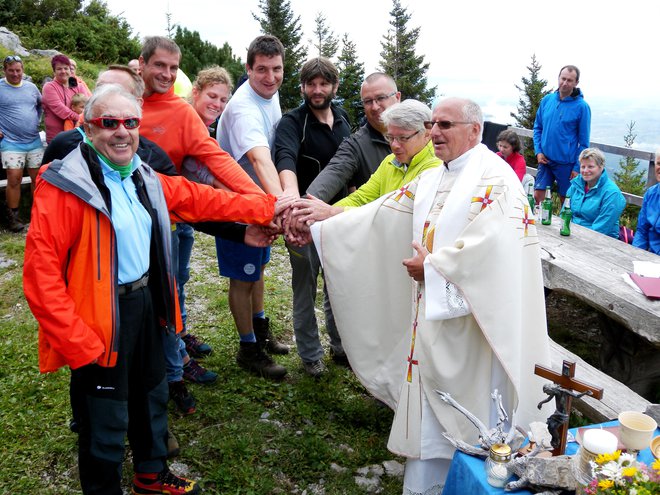 Sveto mašo je daroval župnik Pavle Juhant. Zavezo so sklenili z besedami, da bodo še naprej delali in sodelovali za javno dobro, še posebno za planinstvo. FOTO: Janez Kuhar