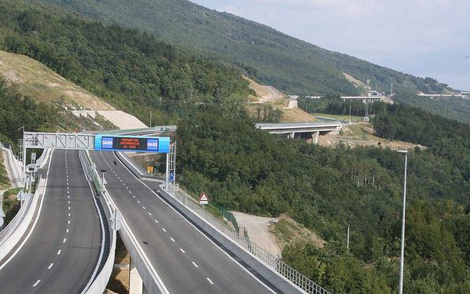 Hitra cesta čez Rebernice je pod stalnim nadzorom Darsa. FOTO: LJUBO VUKELIČ