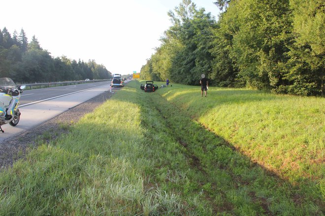 Fotografija je nastala konec tedna, ko je blizu izvoza Kranj vzhod še en voznik vozil po jarku. FOTO: Policija