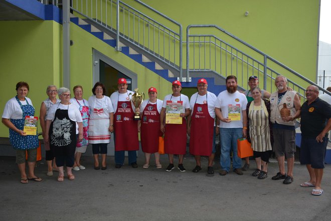 Po razglasitvi so se pred fotoaparate postavili najboljši, z leve upokojenke, gasilci in veterani. FOTO: Oste Bakal