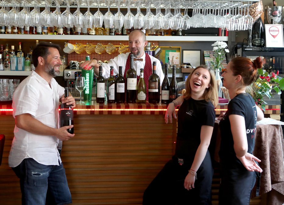 Fotografija: Tadej Kordiš s svojo ekipo bo prihodnje leto počastil že 15-letnico, odkar deluje Dvorni bar. FOTO: Dejan Javornik