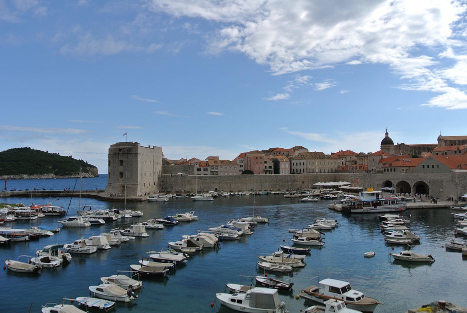 Fotografija: S fekalijami v morju imajo težave tudi v Dubrovniku. FOTO: Blaž Kondža