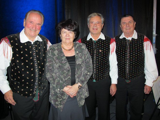 V družbi Fantov s Praprotna (od leve) Andreja Berganta, žal tudi že pokojnega Francija Rebernika in Janeza Dolenca, ki so zelo radi peli pesmi z njenimi besedili. Foto: Mojca Marot