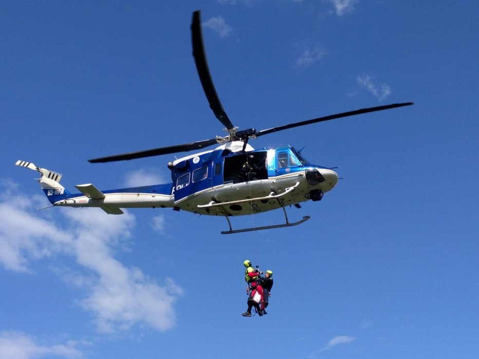 Fotografija: V iskalni akciji je sodeloval tudi helikopter. FOTO: Policija