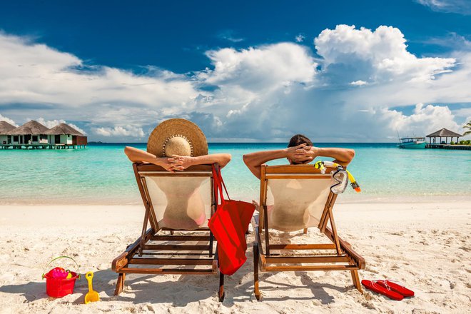 Poet je nekoč zapisal da je smisel življenja ležanje na plaži, z možgani na off in čivavo na straži. FOTO: Guliver/GETTY IMAGES