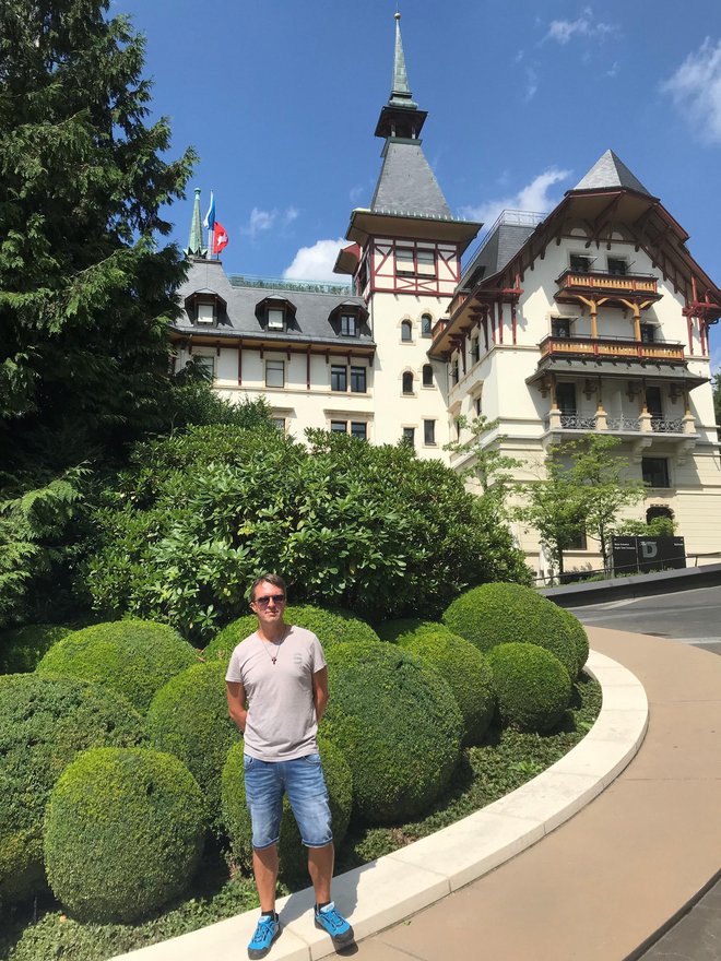 Pred zanimivim švicarskim hotelom. FOTO: osebni arhiv