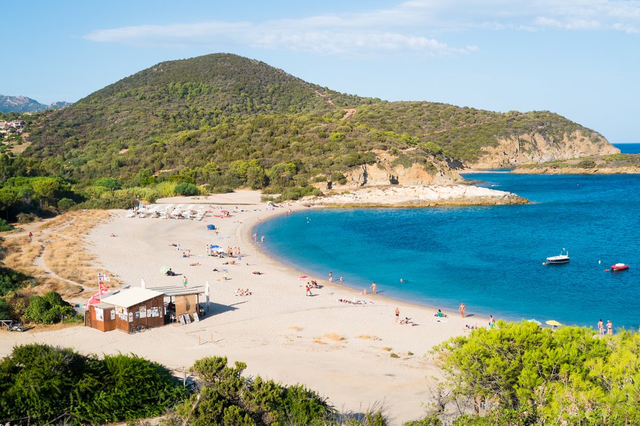 Fotografija: Pesek sta vzela na plaži Chia. FOTO: Guliver/Getty Images