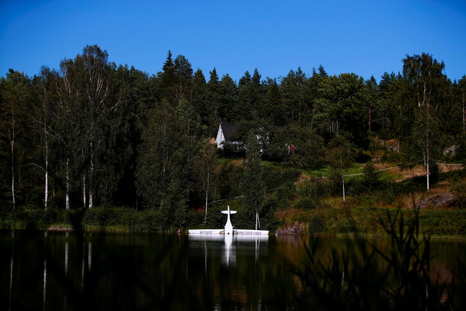 Fotografija: Letalo se je delno potopilo. FOTO: Reuters